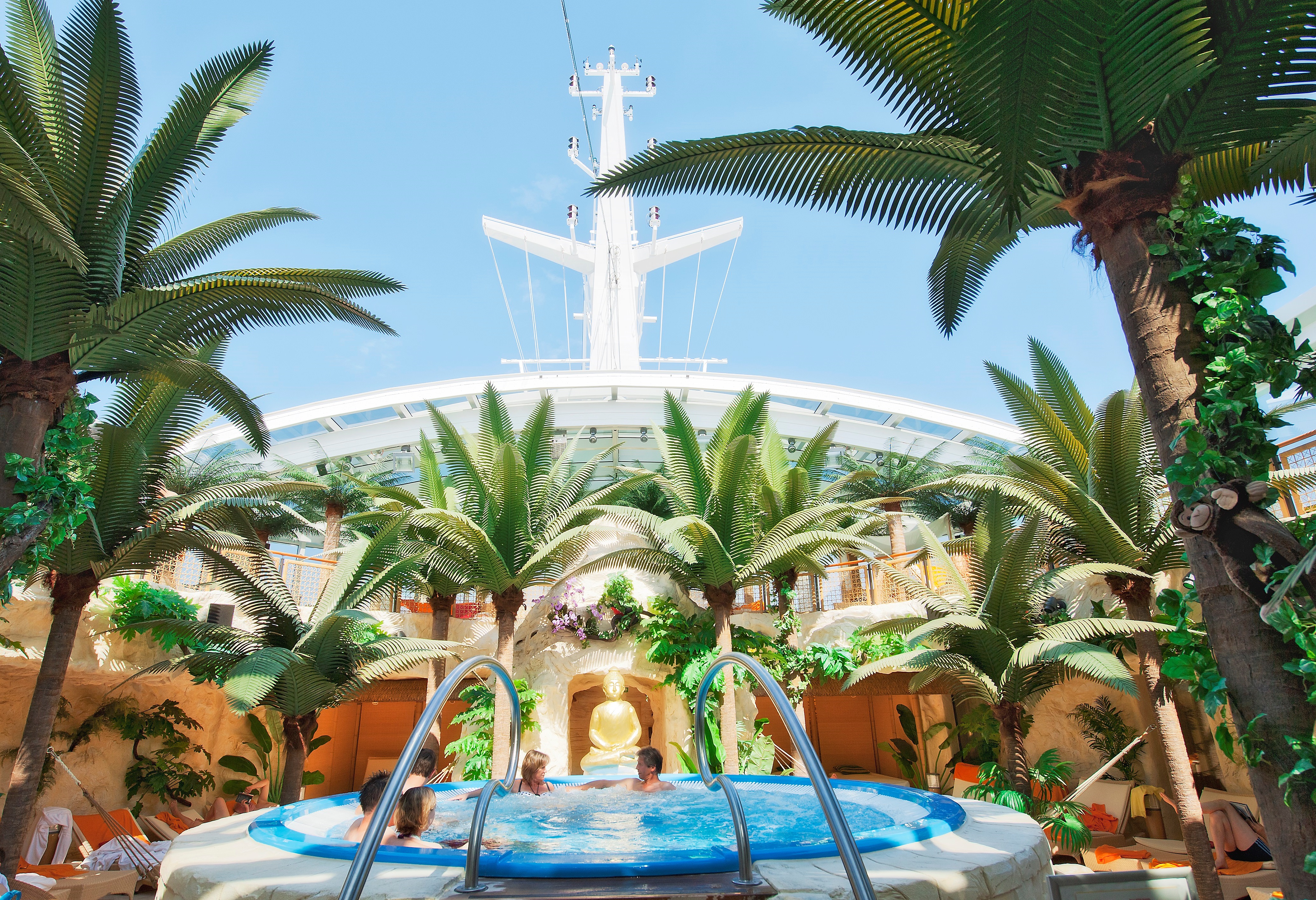 Wellness-Oase mit Whirlpool, Palmen und Glasschiebedach