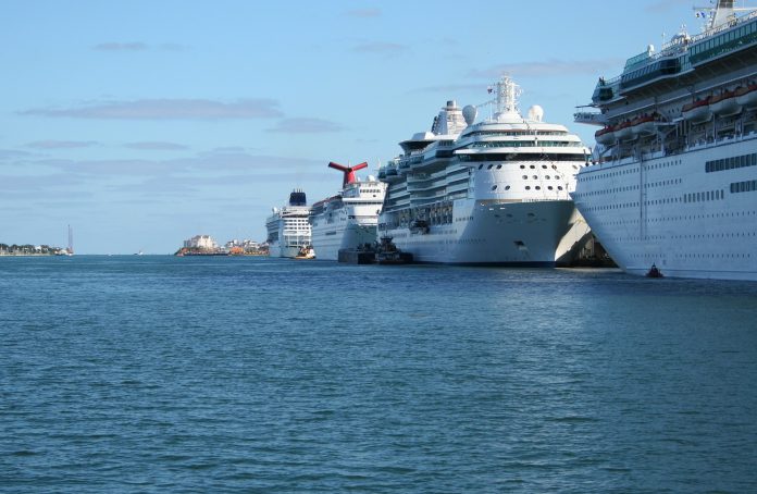 Kreuzfahrtschiffe am Pier